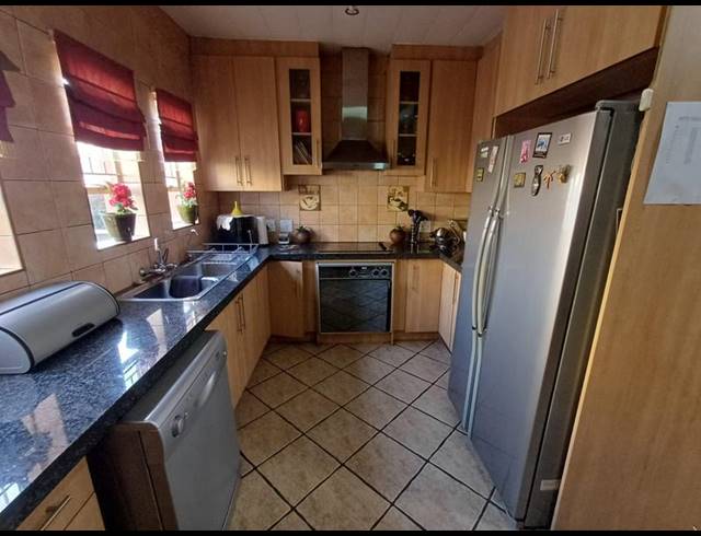 3 BEDROOM TOWNHOUSE FOR SALE IN ARCON PARK